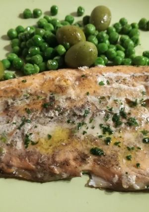 Foto di Filetto di Trota Salmonata con pisellini e olive verdi
