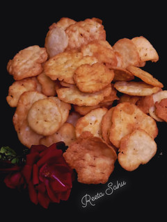 मैदे की मठरी (Maida ki mathri recipe in Hindi) रेसिपी मुख्य फोटो