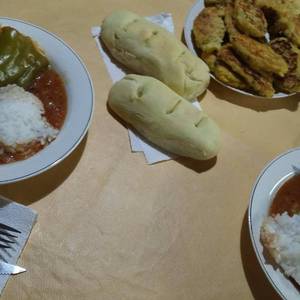 Morrones rellenos en salsa (y de yapa, croquetas de arroz)!