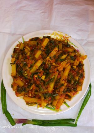 લીલી ડુંગળી બટાકા નું શાક (Spring Onoin Potato sabji Recipe In Gujarati) રેસીપી મુખ્ય ફોટો