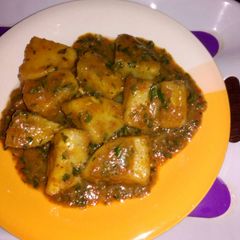 A picture of Yam porriage with scent leaf.