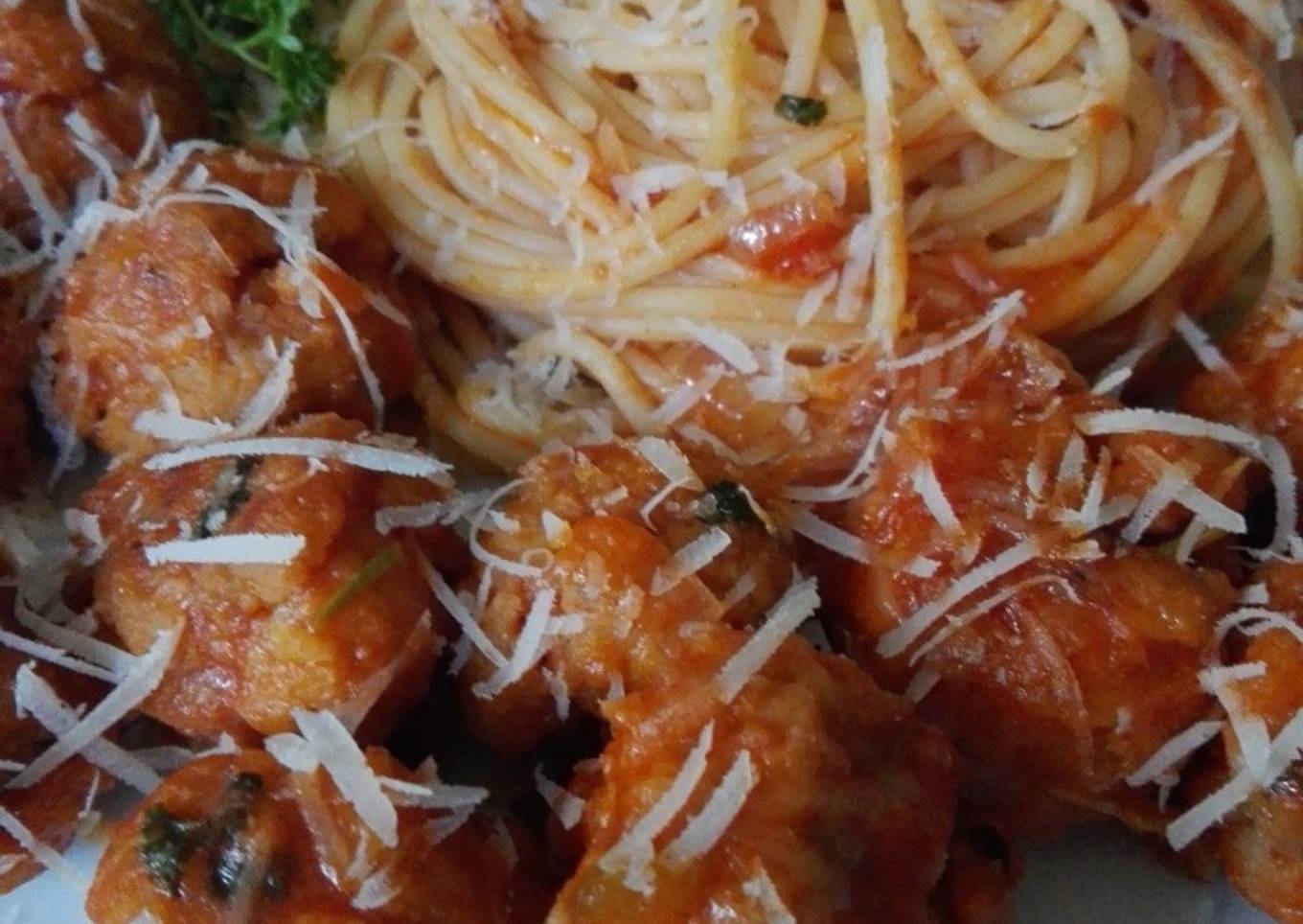 Spaghetti con albóndigas de ricotta