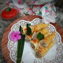 A picture of Cumcum Isi Ragout ayam/Chicken HORn Pastry.