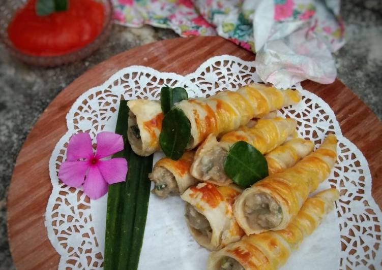 Cumcum Isi Ragout ayam/Chicken HORn Pastry