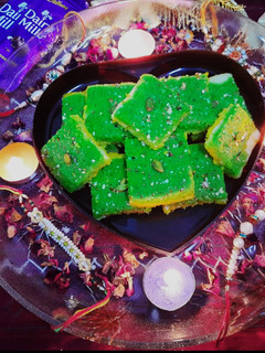 कोकोनट पिस्ता बर्फी (coconut pista barfi recipe in Hindi) रेसिपी मुख्य फोटो