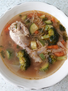 Una foto de Pollo con fideo y verduras 🍗🥔🥕