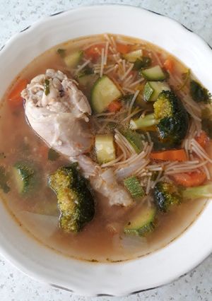 Una foto de Pollo con fideo y verduras 🍗🥔🥕
