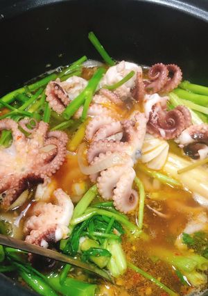 Hình của món Lẩu bạch tuộc nhúng dấm bia sa tế.
