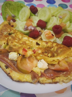 Una foto de Tortilla de verduras rellena de serrano y queso