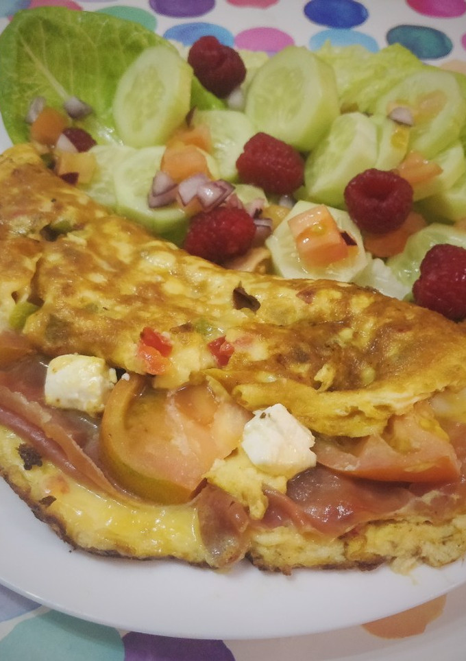 Una foto de Tortilla de verduras rellena de serrano y queso