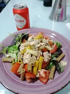 Una foto de Ensalada con pasta de colores y salmón