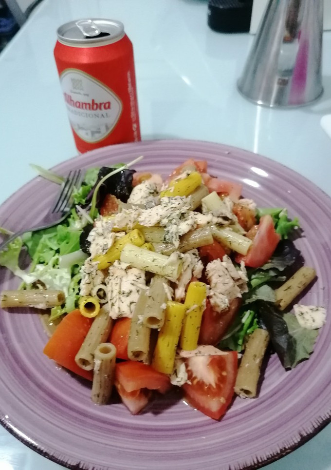 Una foto de Ensalada con pasta de colores y salmón
