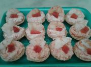 Una foto de canapés fáciles con surimi