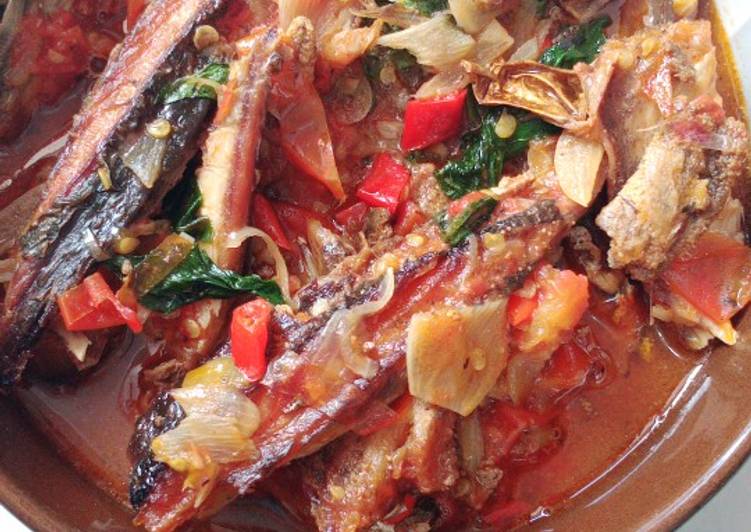 Ikan asap masak kemangi