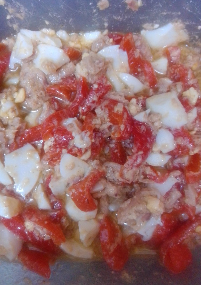 Una foto de Ensalada de pimiento rojo, atún y huevo