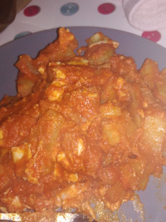 Una foto de Patatas a lo pobre con tomate. Buenísimo y fácil