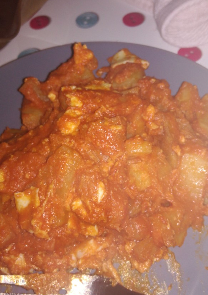 Una foto de Patatas a lo pobre con tomate. Buenísimo y fácil