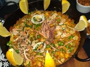 Una foto de almejas mejillones langostino
