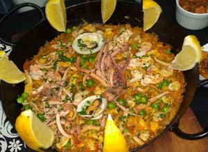 Una foto de Paella