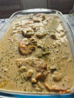 Una foto de Pechuga de pollo rellena del super con salsa de verduras y champiñones (cocinando sin cocina)