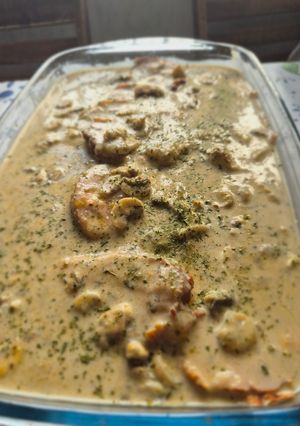Una foto de Pechuga de pollo rellena del super con salsa de verduras y champiñones (cocinando sin cocina)
