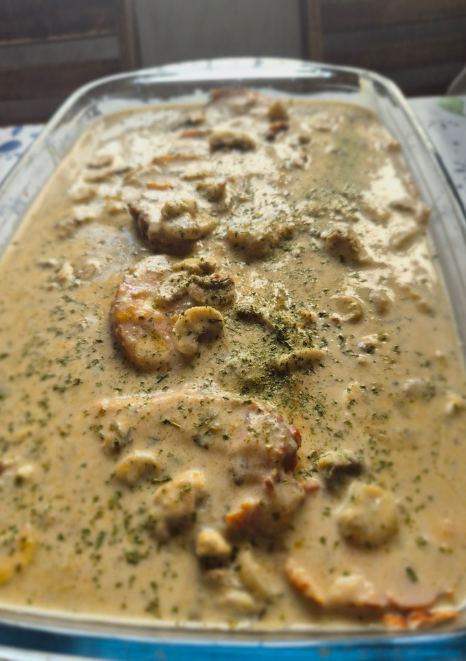 Una foto de Pechuga de pollo rellena del super con salsa de verduras y champiñones (cocinando sin cocina)