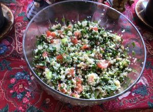Una foto de Tabule (ensalada libanesa)