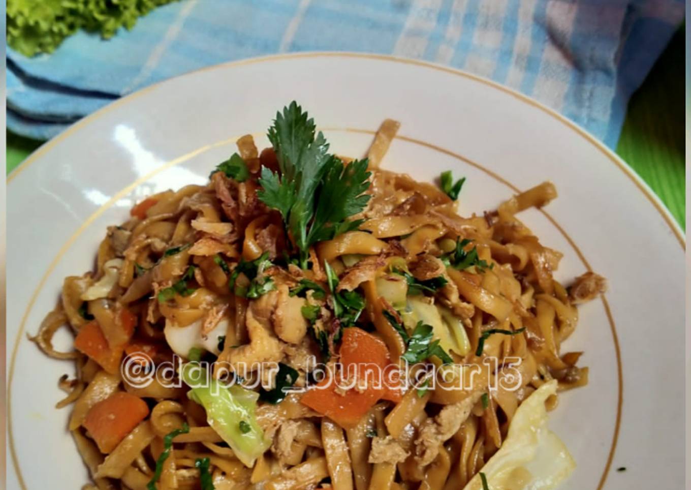 Bakmi Goreng Pelengkap nasi kuning