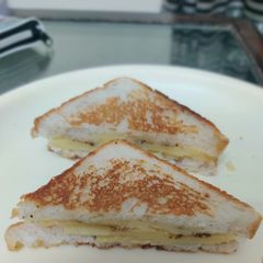 A picture of Aloo cheese toast.