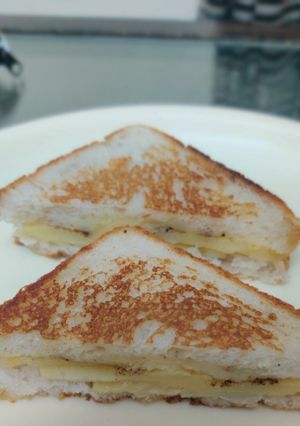 A picture of Aloo cheese toast.
