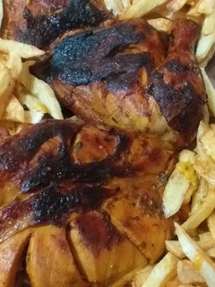 صورة لوصفة أفخاذ وصدر دجاج محمر في الفرن🐓 في كيس الشواء 😋😋مع البطاطا المقلية