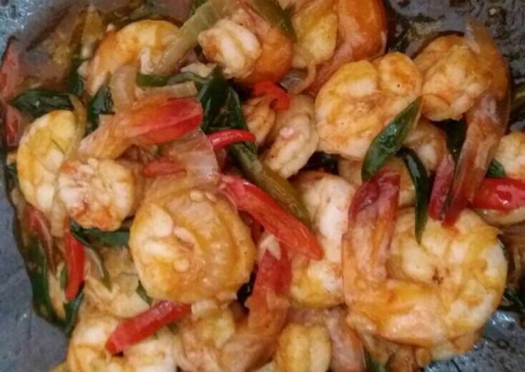 step by step Menyiapkan Udang Saus Tiram yang Enak