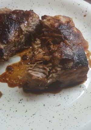 Una foto de Rebs de cerdo con salsa barbacoa y caramelizado