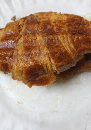 Una foto de Cruasán con atún en aceite