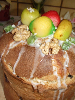 Una foto de Pan dulce frutero relleno de chantilly de dulce de leche
