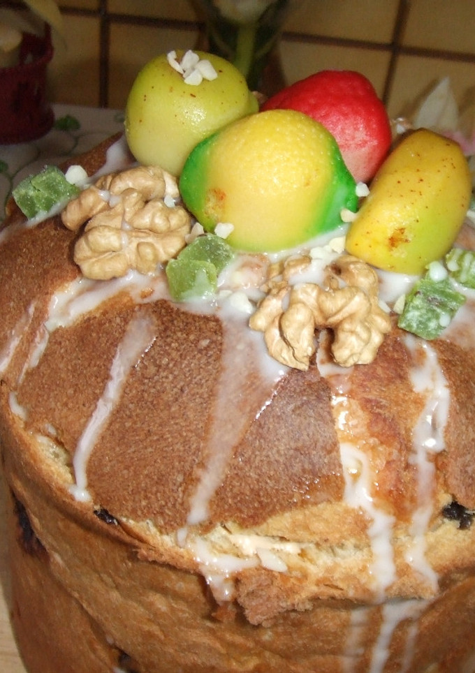 Una foto de Pan dulce frutero relleno de chantilly de dulce de leche