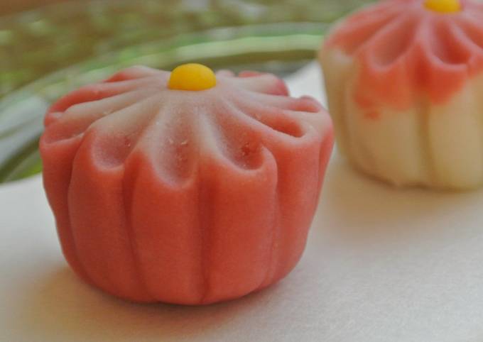 Nerikiri Wagashi: "Kiku" (Chrysanthemum)