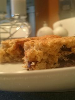 Zabpelyhes aszalt gyümölcsös sütemény recept fotója