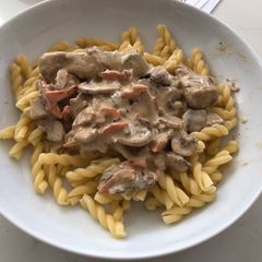 A picture of Chicken and mushroom creamy pasta.