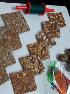 તલ અને શીંગ ની ચીકી (Til Shing Chiki Recipe In Gujarati) રેસીપી મુખ્ય ફોટો