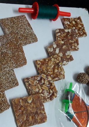 તલ અને શીંગ ની ચીકી (Til Shing Chiki Recipe In Gujarati) રેસીપી મુખ્ય ફોટો