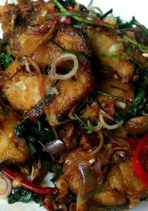 รูปของ ปลาดุกทอดผัดสมุนไพรใบยี่หร่า