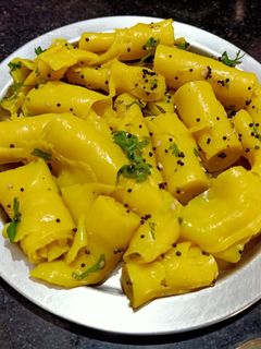 खांडवी (Khandvi recipe in Hindi) रेसिपी मुख्य फोटो