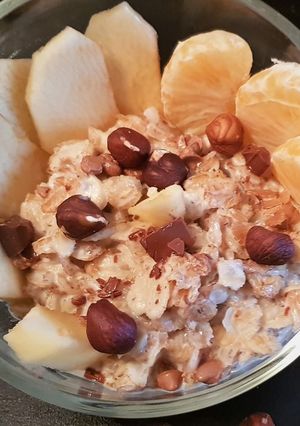 Une photo de Porridge aux flocons d'avoine et fruits