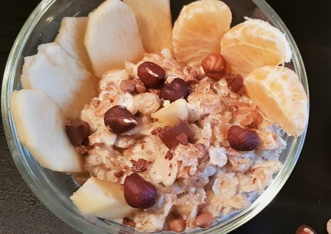 Porridge aux flocons d'avoine et fruits