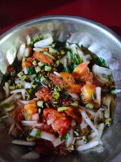 टोमॅटो तडका कोशिंबीर (Tomato Tadka Koshimbir Recipe In Marathi) रेसिपी चे मुख्य फोटो
