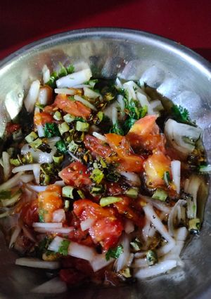 टोमॅटो तडका कोशिंबीर (Tomato Tadka Koshimbir Recipe In Marathi) रेसिपी चे मुख्य फोटो