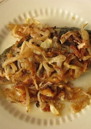 Фото Карпик жареный целиком с луком.