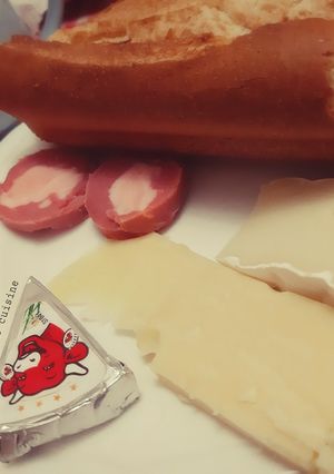Une photo de Assiette composée pour le brunch 🍴🍞🧀