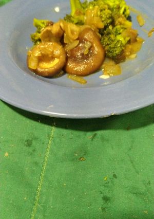 Una foto de Shiitake con brócoli y panceta